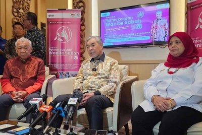 Ahmad Zahid (tengah) ketika sidang akhbar pemberita selepas merasmikan Program Pemerkasaan Wanita Sabah di SICC, Kota Kinabalu.