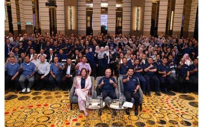 Zulkiflee (depan, tengah) bergambar bersama tetamu yang hadir pada Majlis Pelancaran Hari Keselamatan dan Kelestarian 2025 PAAB di sebuah hotel di sini pada Selasa.