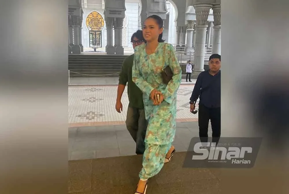 Pelakon dan penyanyi, Bella Astillah tiba di Mahkamah Rayuan jam 7.50 pagi bagi mengikut keputusan rayuan yang difailkan Ahli Parlimen Muar, Syed Saddiq Syed Abdul Rahman. FOTO- TUAN BUQHAIRAH TUAN MUHAMAD ADNAN