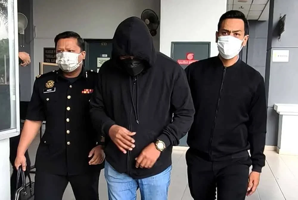 Pegawai Felda, Eddy Khirin (tengah) dibawa pegawai SPRM ke mahkamah