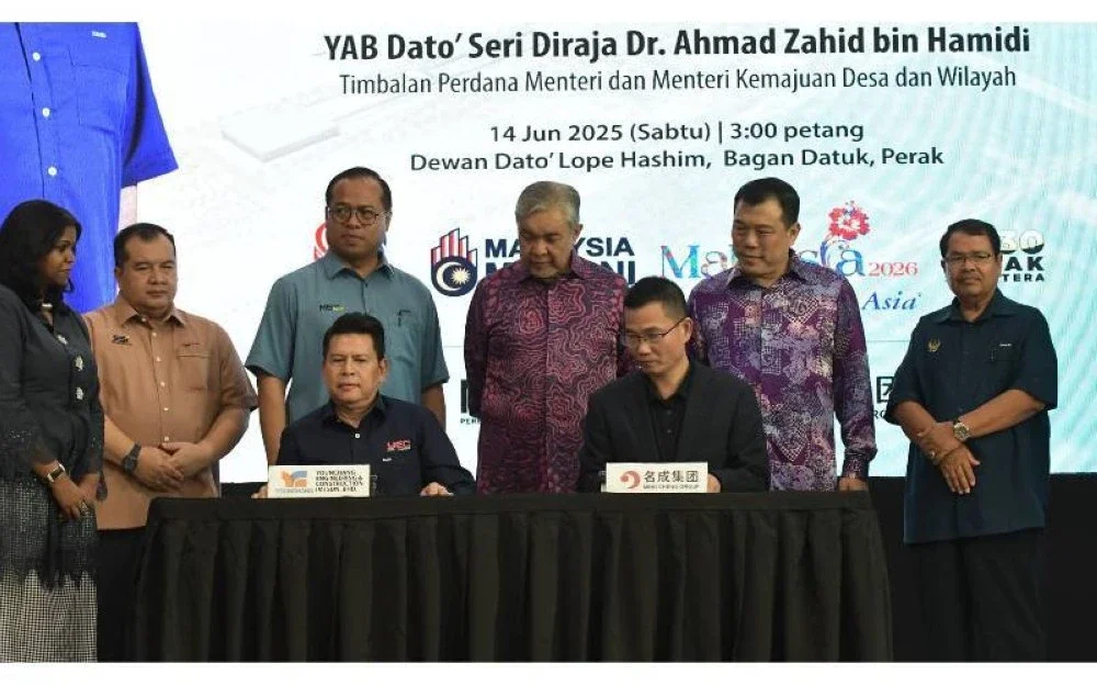 Ahmad Zahid bersama Anuar menyaksikan sesi menandatangani MoA antara Younchang Engineering (M) Sdn Bhd dan MingCheng Group Co Ltd pada majlis prapelancaran BDIFIP di Dewan Dato' Lope Hashim, Bagan Datuk, baru-baru ini.