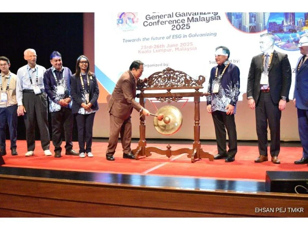 Timbalan Menteri Kerja Raya, Datuk Seri Ahmad Maslan memalu gong sebagai simbolik ketika merasmikan 13th Asia Pacific General Galvanizing Conference (APGGC) 2025 yang berlangsung di Pusat Konvensyen Kuala Lumpur (KLCC), pada Selasa.