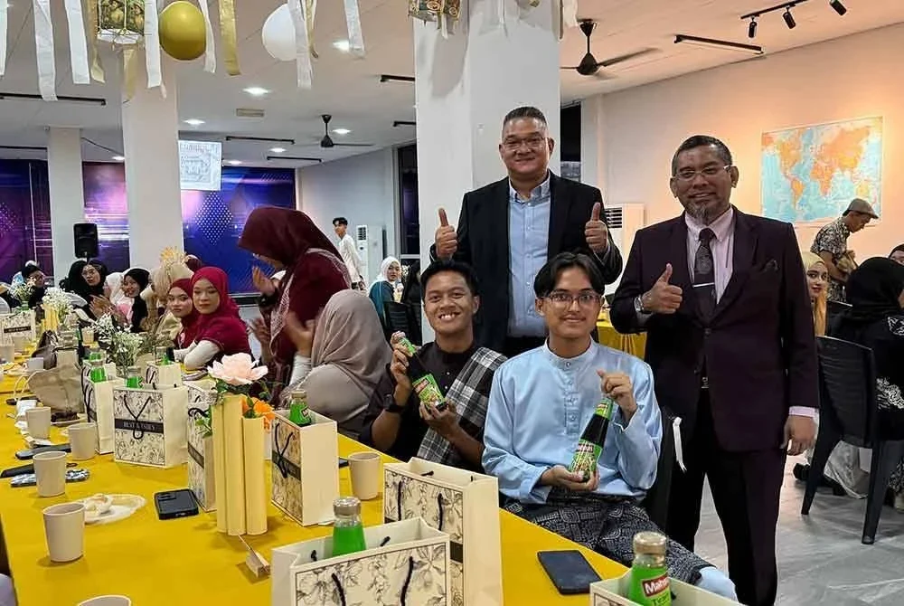 Mohd Jazri (kiri, berdiri) dan Ahmad Tajuddin (kanan, berdiri) beramah mesra dengan pelajar Teknologi Makanan UiTM kampus Kuala Pilah pada Selasa.