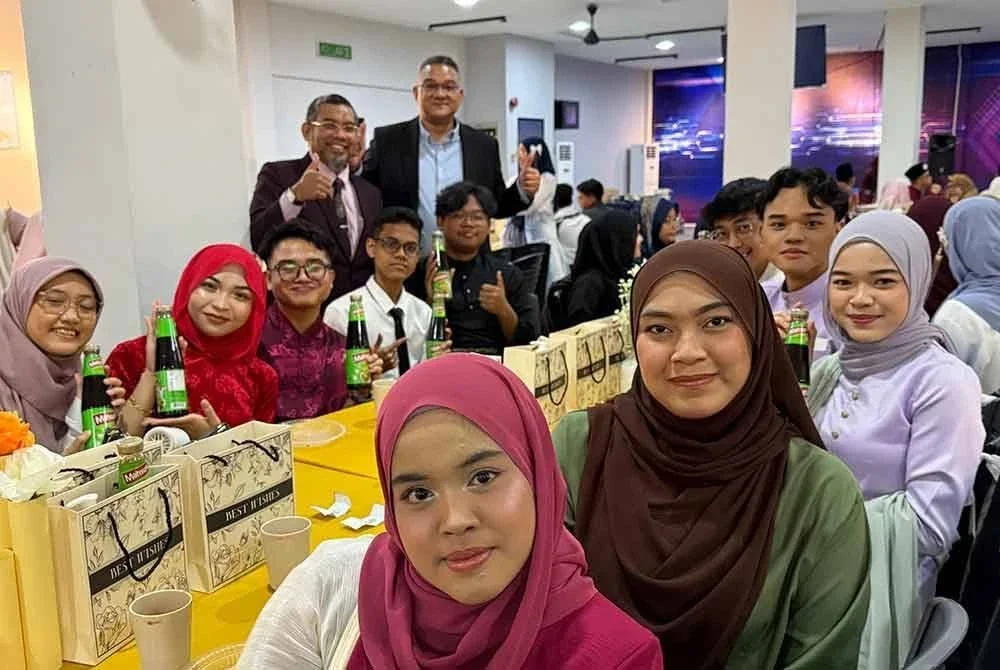 Mohd Jazri (kanan, berdiri) dan Ahmad Tajuddin (kiri, berdiri) beramah mesra dengan pelajar Teknologi Makanan UiTM kampus Kuala Pilah yang diraikan pada Selasa.