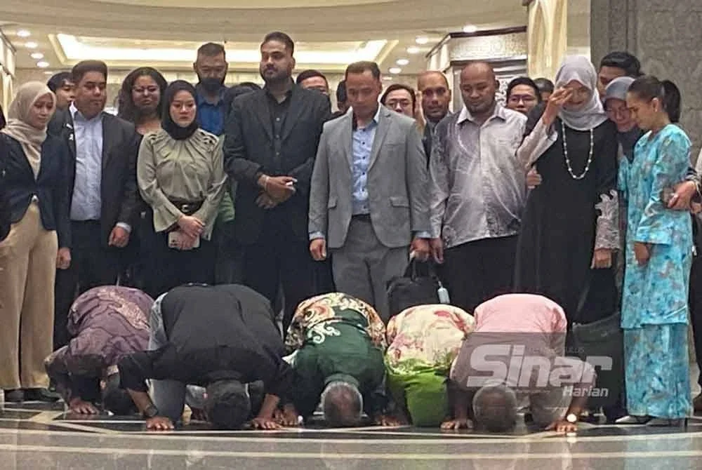 Bella Astilah (kanan) menyaksikan Syed Saddiq (kiri) bersama kedua ibu bapanya, Sharifah Mahani Syed Abdul Aziz dan Syed Abdul Rahman Abdullah sujud syukur selepas keputusan Mahkamah Rayuan memihak kepadanya. Foto Sinar Harian.