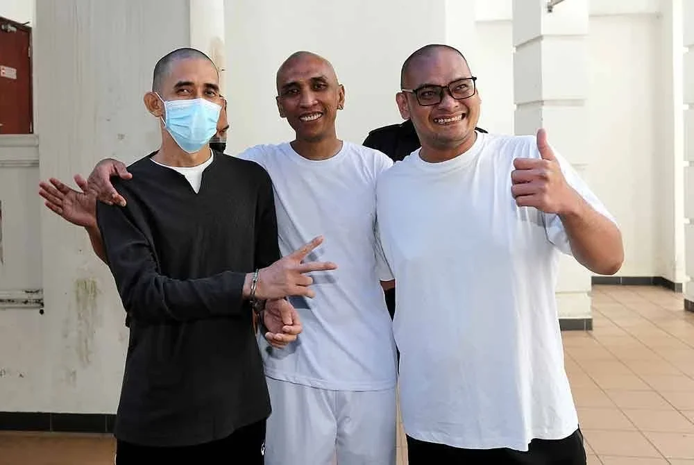 Dari kanan; Mohd Nazreen, Muhammad Shafiq dan Mohd Suhaimi dilepas dan dibebaskan daripada pertuduhan mengedar dadah, enam tahun lalu.