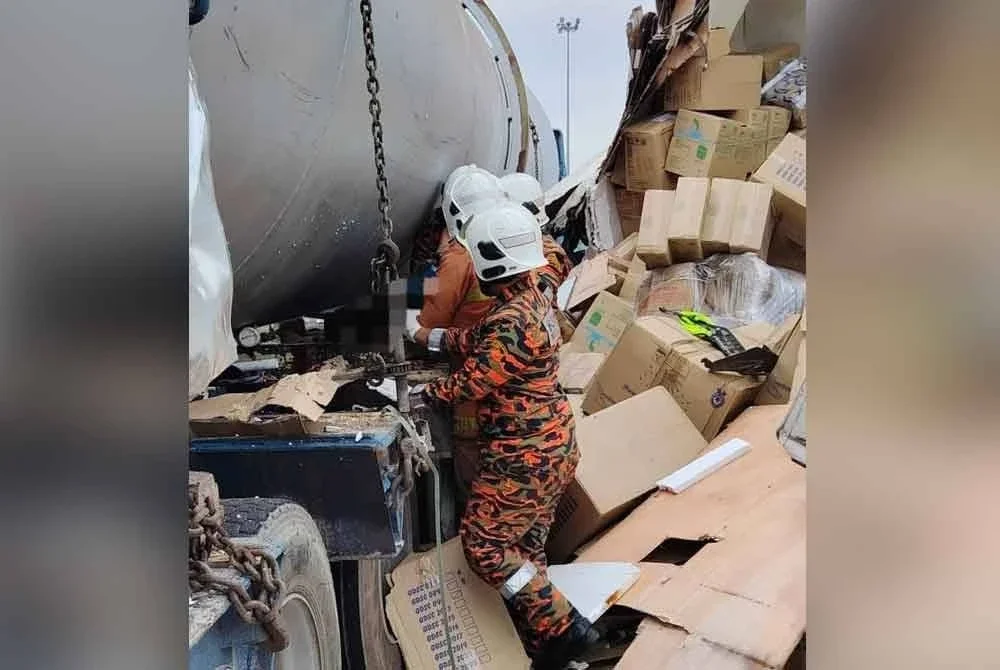 Seorang kelindan maut dalam nahas di Kilometer 79.9 Lebuh Raya Utara Selatan (arah selatan) pagi Rabu.- Foto: JBPM