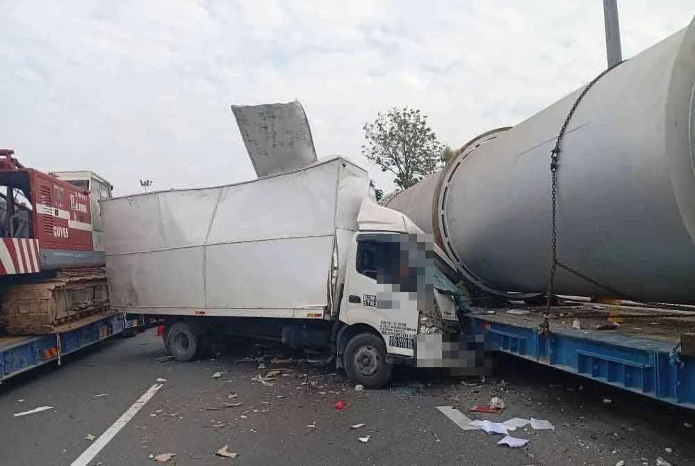 Seorang kelindan maut dalam nahas di Kilometer 79.9 Lebuh Raya Utara Selatan (arah selatan) pagi Rabu.- Foto: JBPM