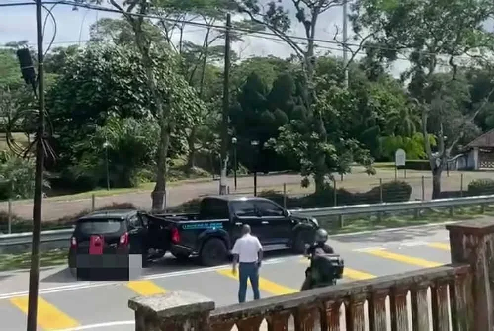 Tangkap layar tular sebuah pacuan empat roda melanggar sebuah kereta di Jalan Tun Razak Johor Bahru.