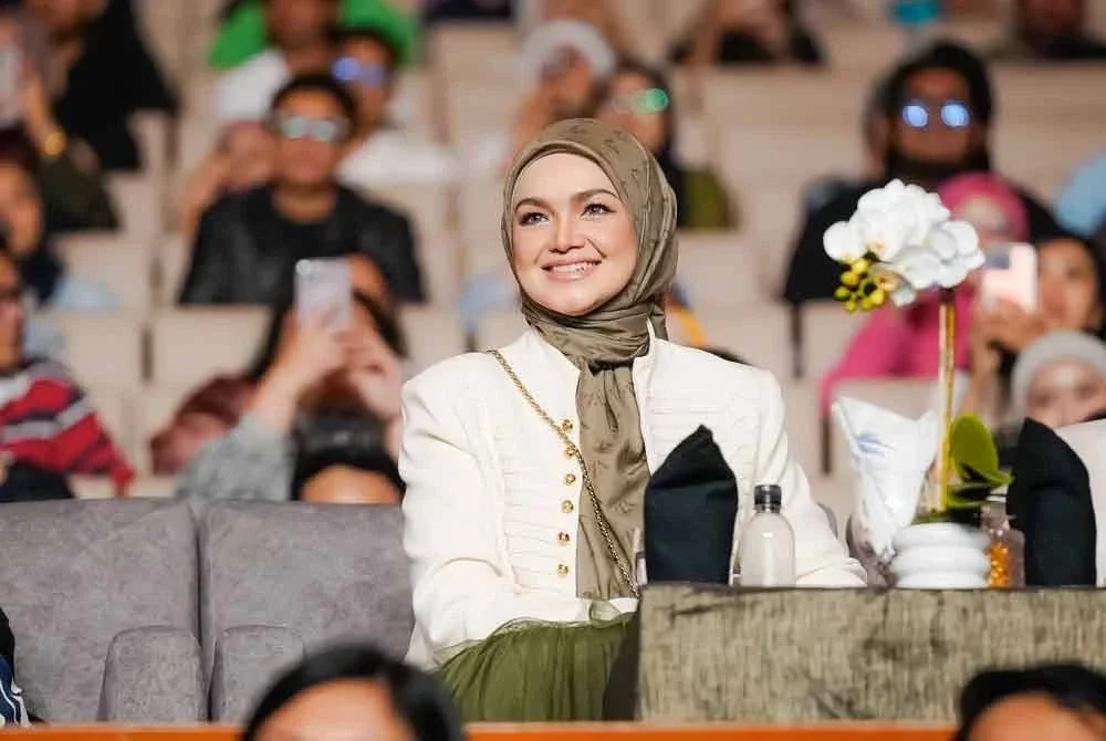 Siti Nurhaliza antara selebriti yang hadir menyaksikan konsert Krisdayanti Ahad lalu.