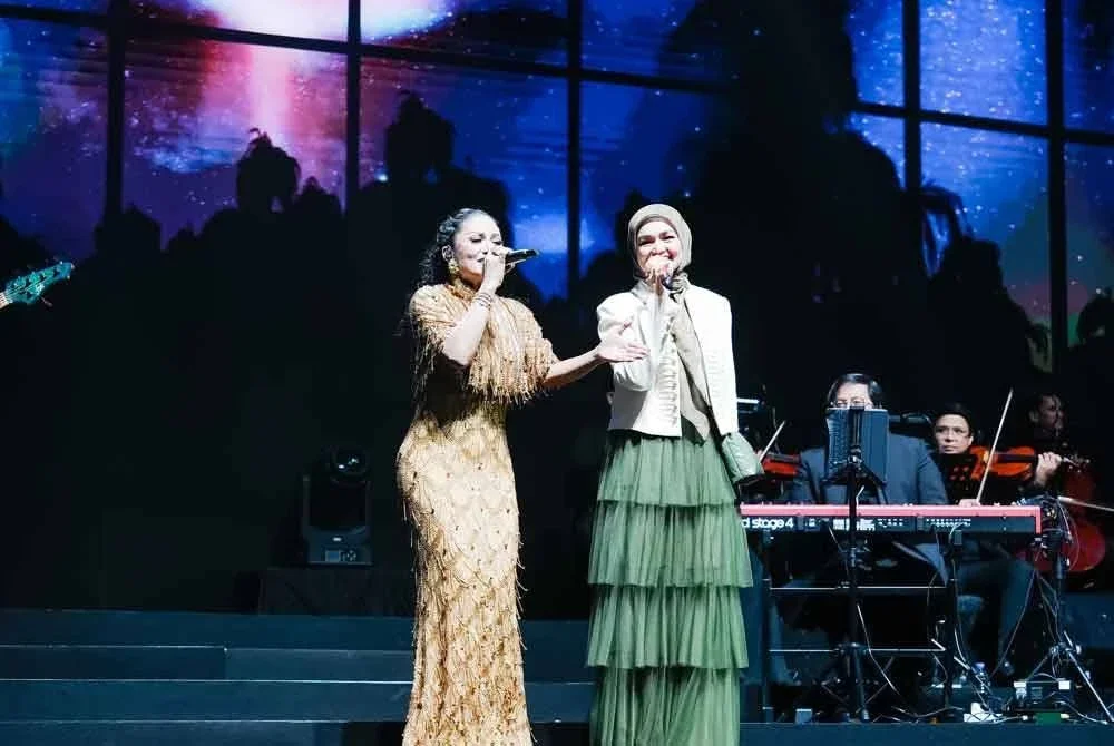 Tidak sekadar hadir sebagai tetamu, Siti turut diajak Krisdayanti untuk berduet bersama di atas pentas.