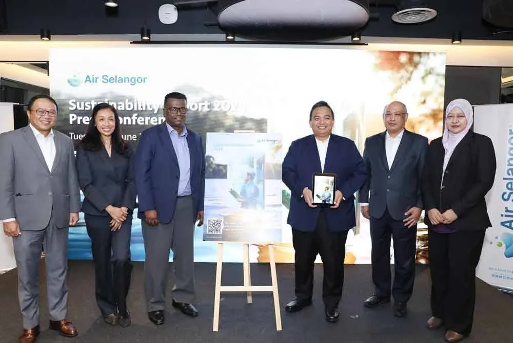 Adam Saffian dan barisan kepimpinan Air Selangor pada sesi pembentangan Laporan Kelestarian 2024.