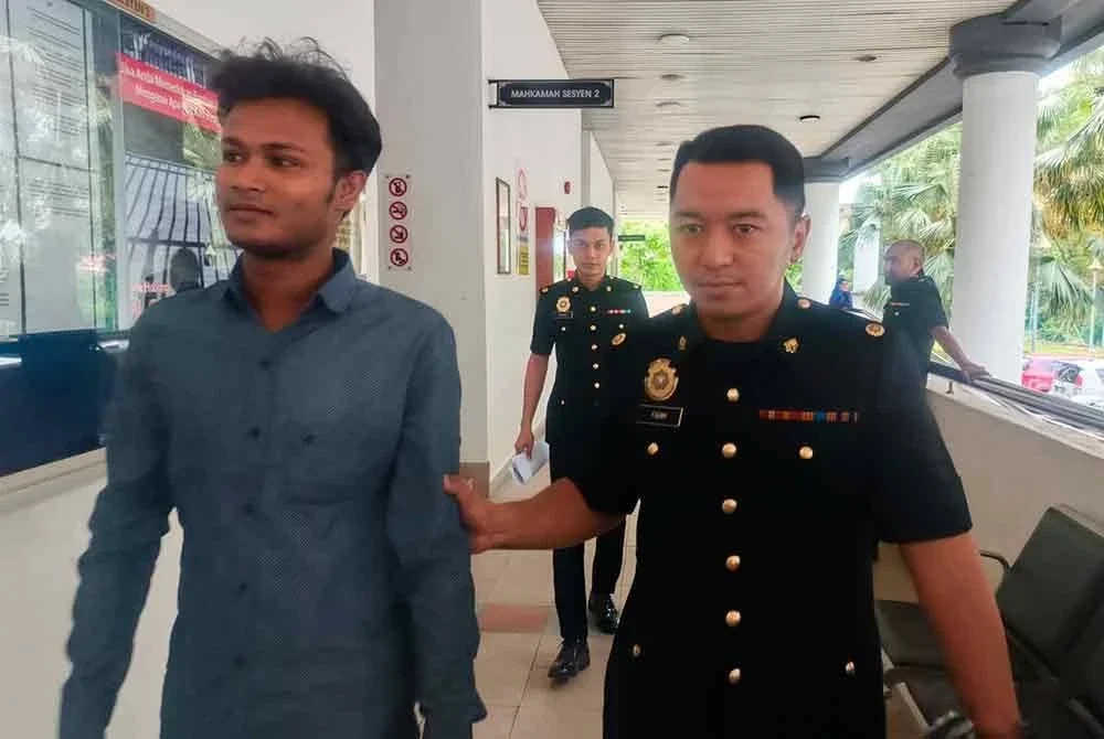 Hamid Husson (kiri) diiringi pegawai SPRM selepas mengaku bersalah di Mahkamah Sesyen Alor Setar pada Rabu.