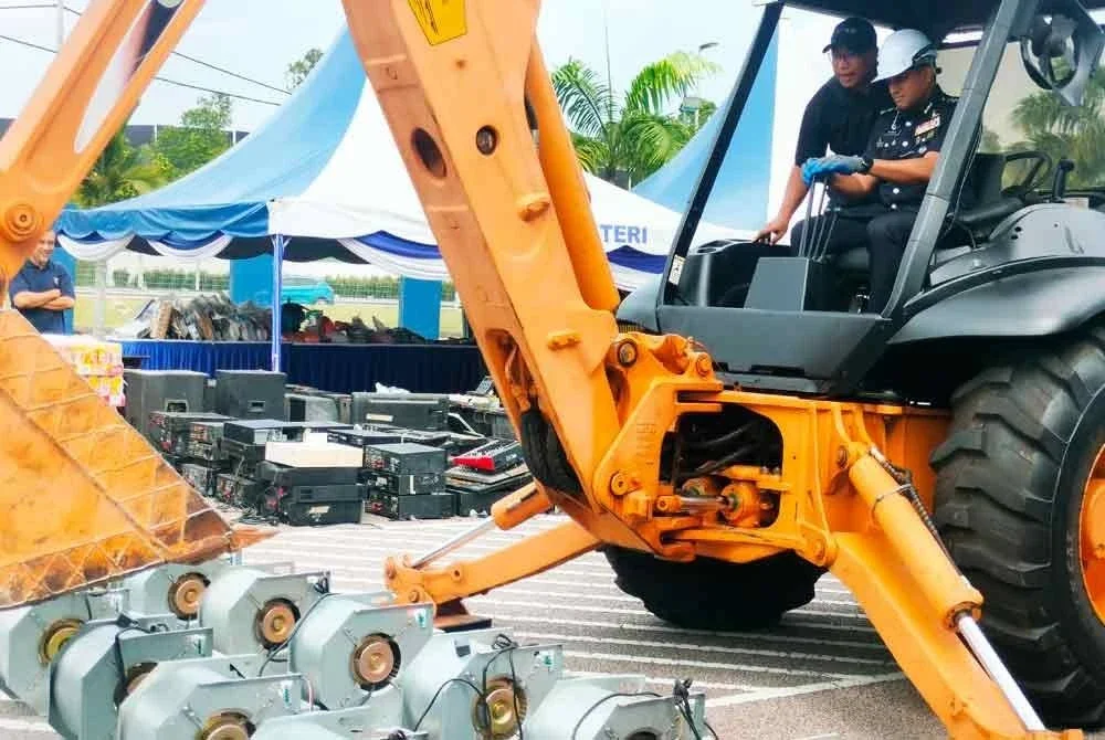 Kumarasan melupuskan barang kes bahagian siasatan jenayah di IPD Iskandar Puteri, Iskandar Puteri pada Rabu.