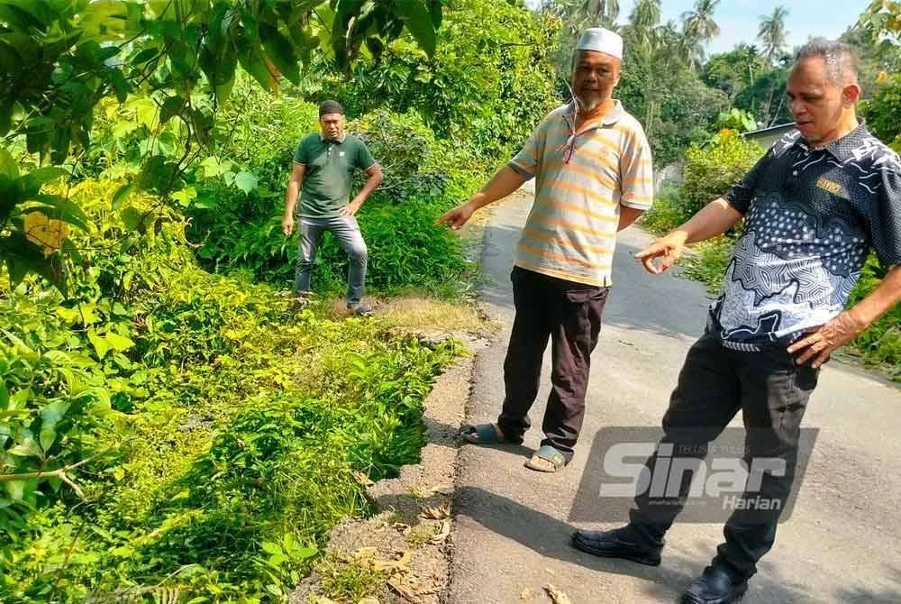 Antara kesan hakisan tebing sungai yang berhampiran tapak perkuburan kampung tersebut. Foto Sinar Harian