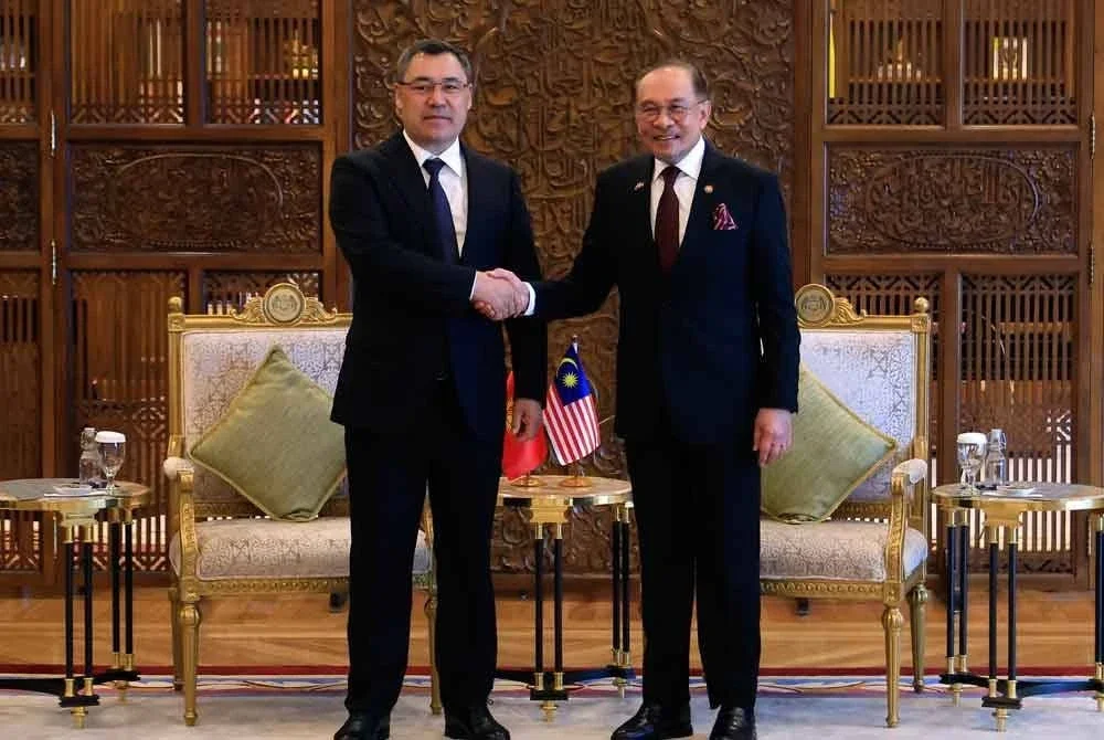 Perdana Menteri Datuk Seri Anwar Ibrahim (kanan) mengadakan pertemuan dua hala bersama Presiden Republik Kyrgyz Sadyr Zhaparov di Perdana Putra pada Rabu. Foto Bernama
