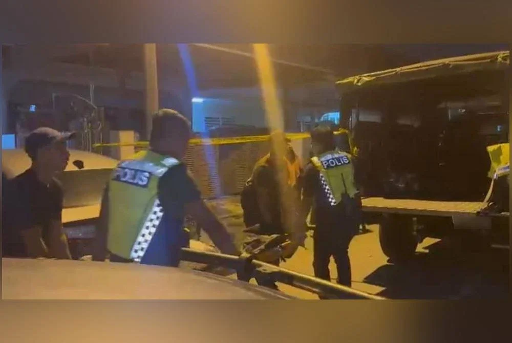 Seorang warga emas ditemui maut dengan kesan tikaman di bahagian kanan perut dan kesan hirisan di bahagian dada kanan.