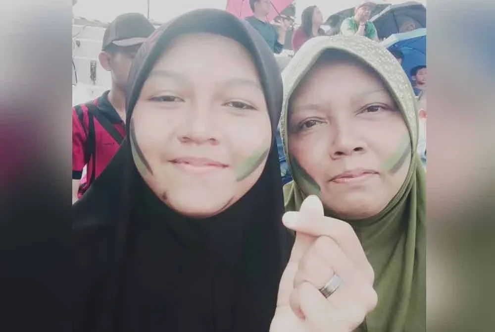 Roslina (kanan) bersam Erma Fatima.