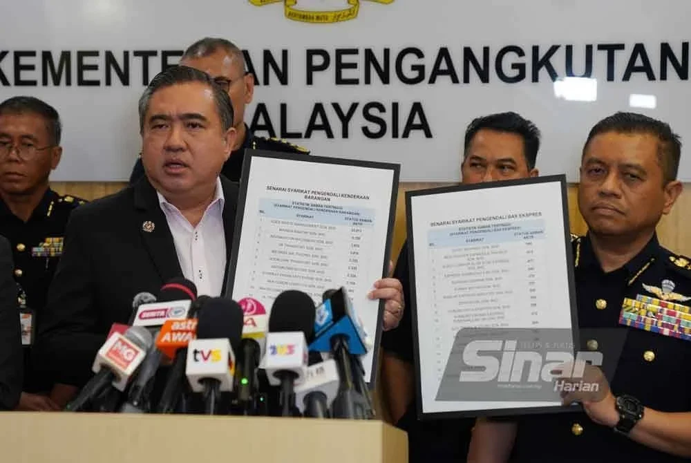 Anthony Loke menunjukkan 28 senarai nama syarikat yang mempunyai jumlah saman tertunggak JPJ tertinggi. FOTO SINAR HARIAN/ ROSLI TALIB