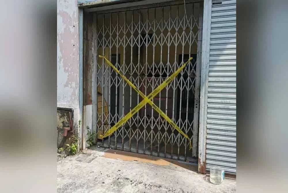 Sebuah premis diserbu MBDK dalam operasi bersepadu di Taman Sentosa, di sini pada Selasa.