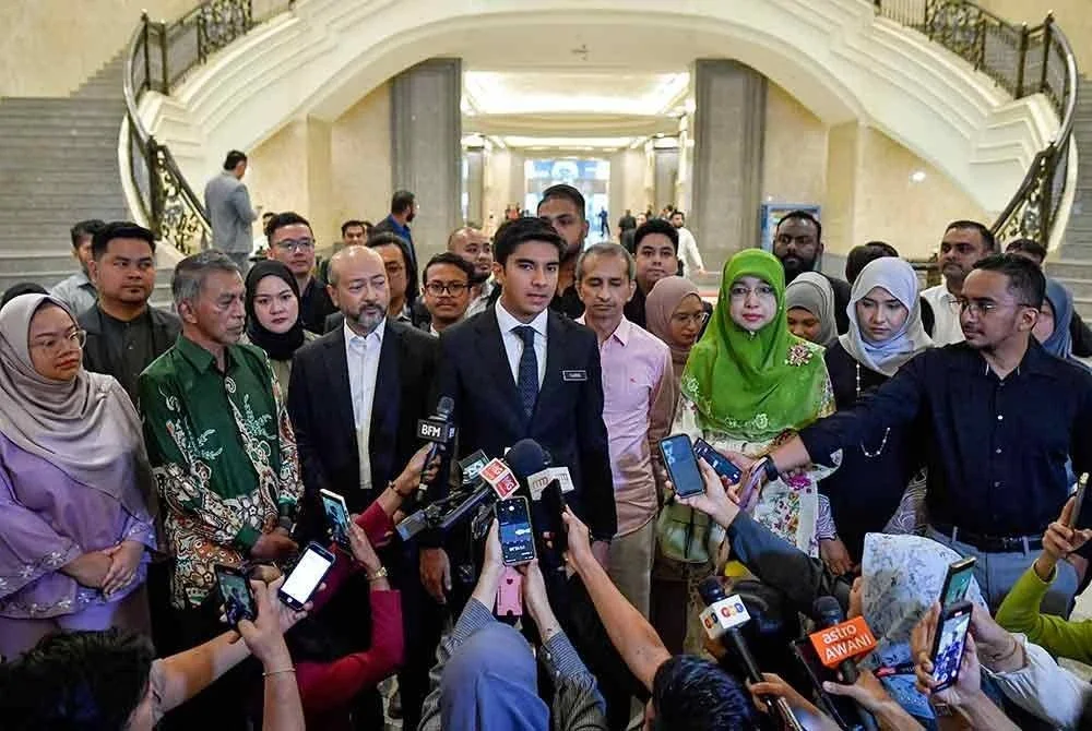 Ahli Parlimen Muar Syed Saddiq Syed Abdul Rahman ketika sidang media selepas Mahkamah Rayuan di sini hari ini membebas dan melepaskannya daripada daripada empat pertuduhan bersubahat melakukan pecah amanah (CBT), salah guna harta serta pengubahan wang haram melibatkan dana Angkatan Bersatu Anak Muda (Armada). Foto Bernama