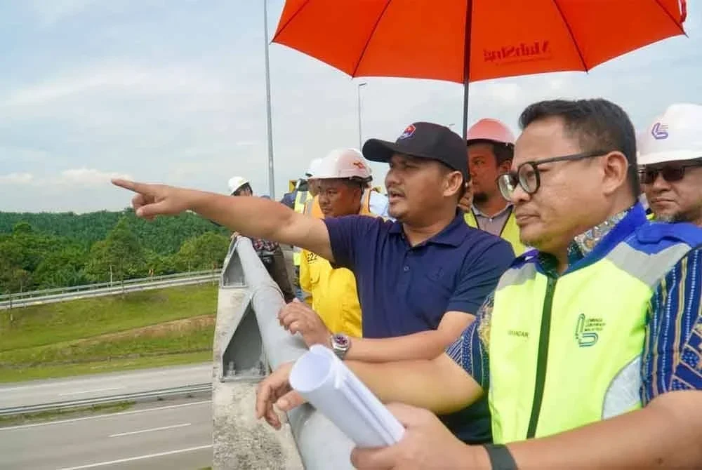 Mohamad Fazli (dua dari kanan) ketika melawat projek pembinaan struktur gerbang tol di Jejambat Meridin East.