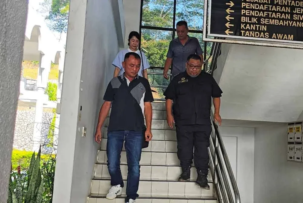 Tertuduh (kiri) mengaku bersalah atas pertuduhan menduduki tanah milik Kerajaan Pahang tanpa kebenaran sah. Foto ihsan Pahang Media