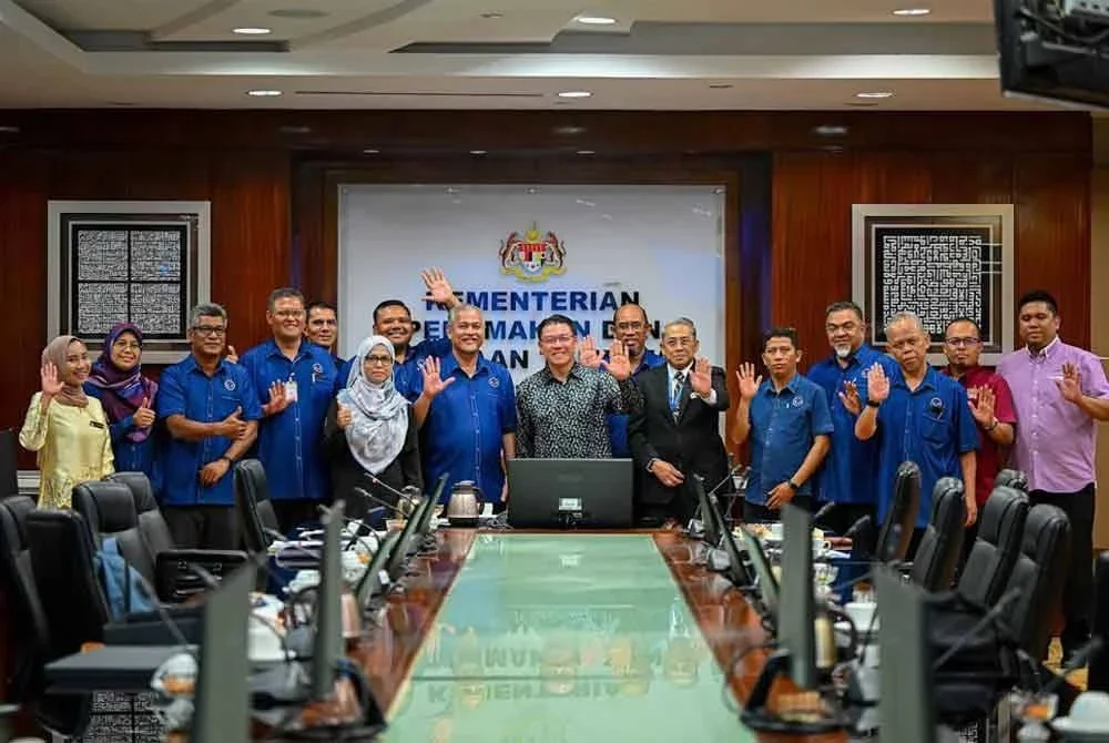 Kor Ming (tengah) bergambar bersama wakil Persatuan PBT ketika mengadakan pertemuan di kementeriannya di Putrajaya.