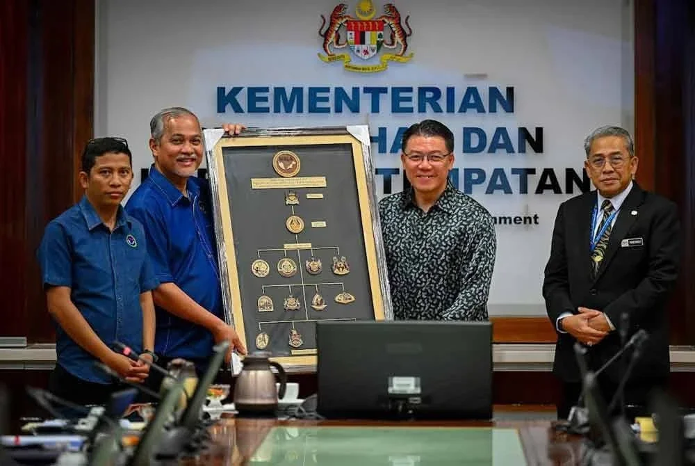 Kor Ming (dua dari kiri) menerima cendermata ketika menerima kunjungan Persatuan PBT di kementeriannya di Putrajaya pada Rabu.