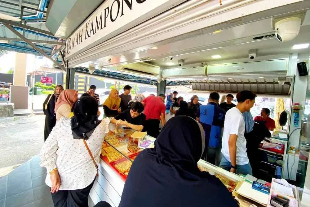 Orang ramai menyerbu kedai emas bagi mendalatkan baramgan perhiasan tersebut dengan harga lebih murah.