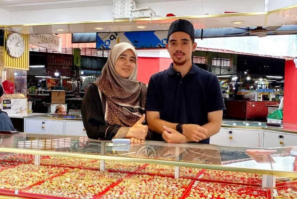 Peniaga kedai emas Raffiya Gold, Asmaq (kiri) menjangkakan pembeli akan kembali berbelanja apabila harga emas semakin menyusut sejak Ahad lalu.