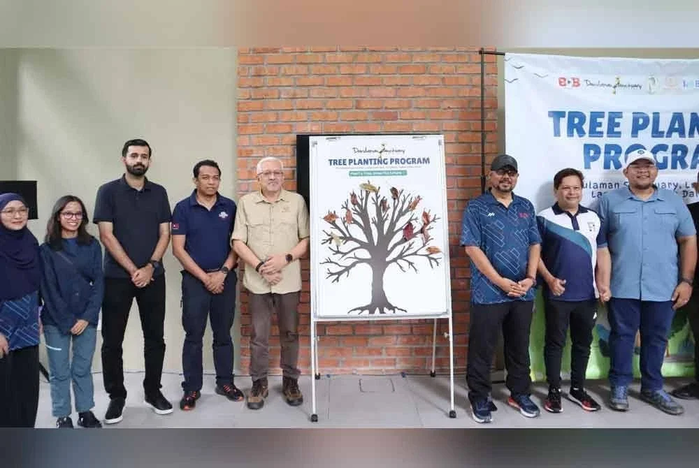 Mohd Nasir (empat dari kiri), Azlan (tiga dari kanan) serta Shah Redza (lima dari kiri) bergambar selepas gimik pelancaran program penanaman pokok di Darulaman Sanctuary.