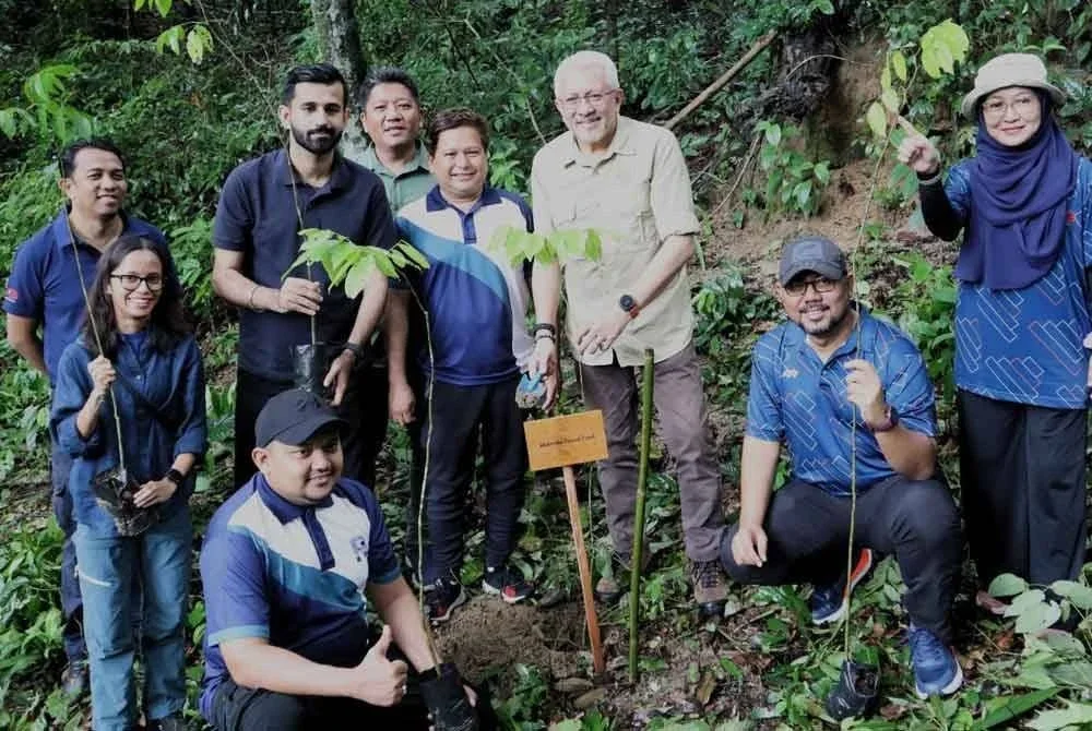 Mohd Nasir (kiri), Azlan (dua dari kanan) serta Shah Redza (tiga dari kanan) bergambar selepas menanam pokok sempena program penanaman pokok di Darulaman Sanctuary di Langkawi baru-baru ini.