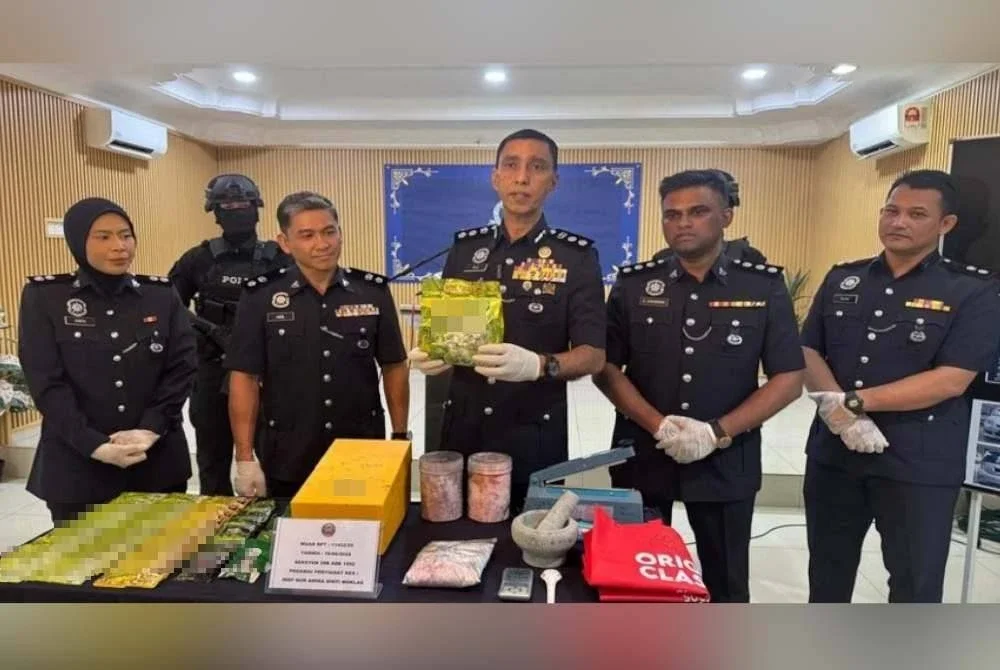 Raiz Mukhliz menunjukkan serbuk ekstasi yang dirampas susulan penahanan dua beranak di sebuah rumah di Bukit Treh pada 16 Jun lepas.