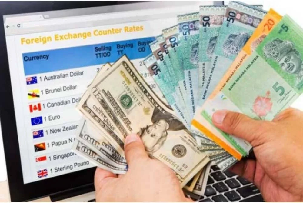 Pada jam 6 petang ringgit meningkat kepada 4.2335/2405 berbanding dolar AS daripada 4.2410/2465 ketika ditutup semalam. Gambar hiasan