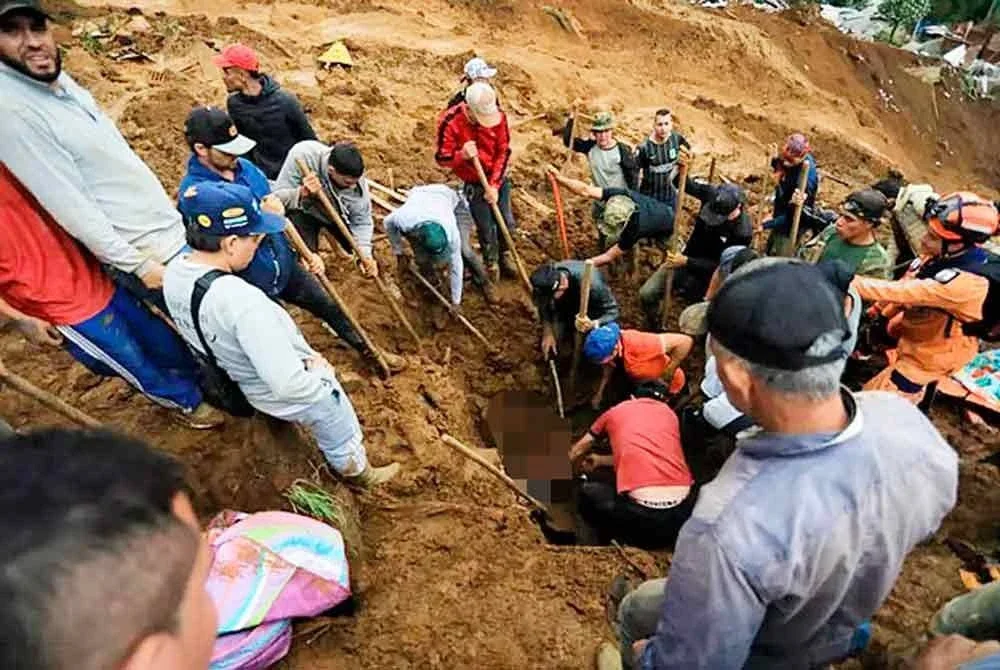 Seramai 10 orang maut manakala 15 lagi cedera dalam kejadian banjir lumpur berhampiran bandar Medellin di Colombia. Foto AFP