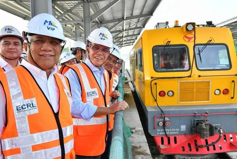 Wan Rosdy (tengah) bersama Ahli Majlis Mesyuarat Kerajaan Negeri telah berkesempatan meninjau kemajuan projek pembinaan ECRL di Stesen KotaSAS. Foto Facebook Wan Rosdy