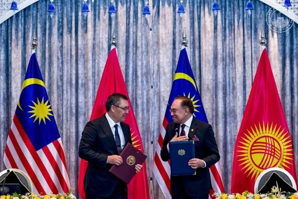 Anwar dan Zhaparov.sempat bertegur sapa dan bermesra dalam satu majlis pertukaran 10 dokumen penting merangkumi pelbagai bidang strategik di Seri Perdana, Putrajaya.