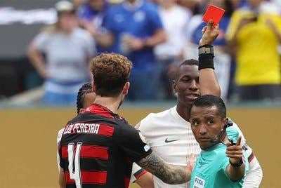 Jackson dilayangkan kad merah semasa Chelsea menentang Flamengo di Philadelphia, Pennsylvania.