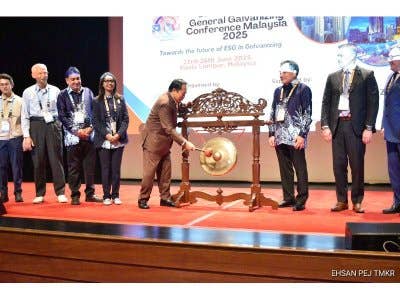 Timbalan Menteri Kerja Raya, Datuk Seri Ahmad Maslan memalu gong sebagai simbolik ketika merasmikan 13th Asia Pacific General Galvanizing Conference (APGGC) 2025 yang berlangsung di Pusat Konvensyen Kuala Lumpur (KLCC), pada Selasa.