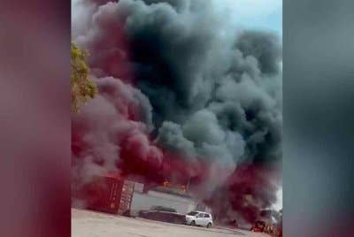 Sebuah kilang kitar semula terbakar di Jalan Haji Abdul Manan, Taman Industri Meru di sini pada Rabu.