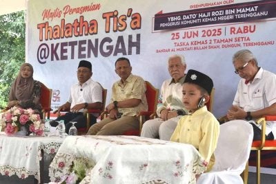 Rozi (tiga dari kiri) bersama Idris (empat dari kiri) mendengar alunan bacaan ayat suci al-Quran oleh seorang kanak-kanak sempena majlis perasmian Program Thalatha Tis’a anjuran Lembaga Kemajuan Terengganu Tengah (Ketengah) di Taska Kemas 2 Setia, Bandar Al Muktafi Billah Shah (AMBS), Dungun, pada Rabu. FOTO: Media Penerangan Umno- Terengganu