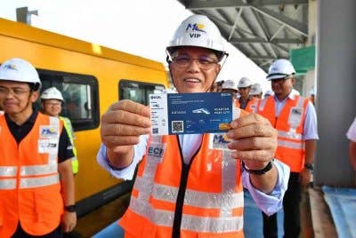 Wan Rosdy menunjukkan tiket ECRL ketika meninjau kemajuan projek pembinaan Laluan Rel Pantai Timur (ECRL) di Stesen KotaSAS. Foto Facebook Wan Rosdy