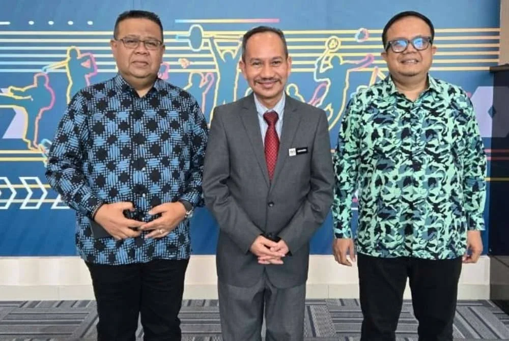 Dari kiri, Sumali, Suhardi dan Dazma ketika kunjungan PSM ke PJS.