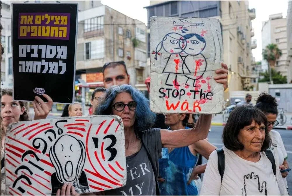Aktivis berhimpun di luar ibu pejabat parti Likud di Tel Aviv bagi menuntut pembebasan tebusan Israel yang masih ditahan di Gaza sejak serangan 7 Oktober 2023. AFP 