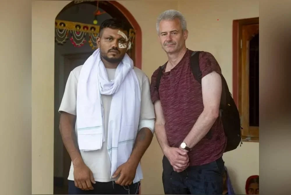 Vishwash dikenali sebagai seorang yang ramah menyambut wartawan The Sun, Robin Perrie di berandanya di kampung halaman mereka di Diu, India, selepas pulang dari hospital susulan tragedi nahas pesawat Air India. Foto Agensi