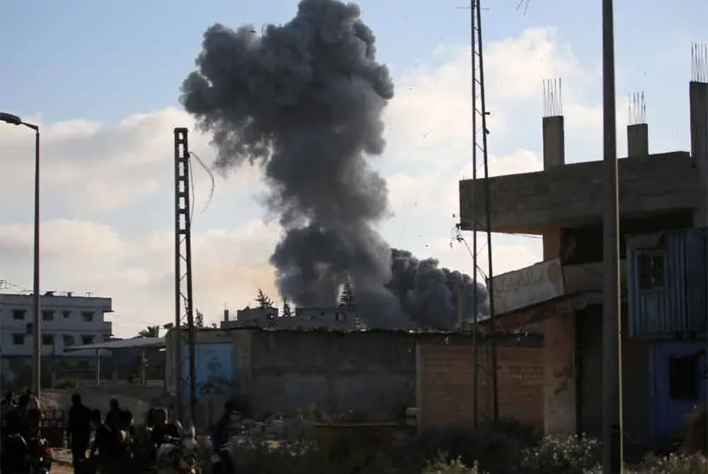 Kepulan asap memenuhi ruang udara akibat serangan Israel di selatan Gaza. - Foto: AFP