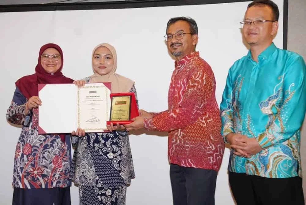 Mohd Zulkifli menyampaikan sijil penghargaan kepada peserta Kursus Pemantapan dan Pengukuhan Stokis SBPKP dan SIPP Zon Tengah di Putrajaya, pada Rabu.