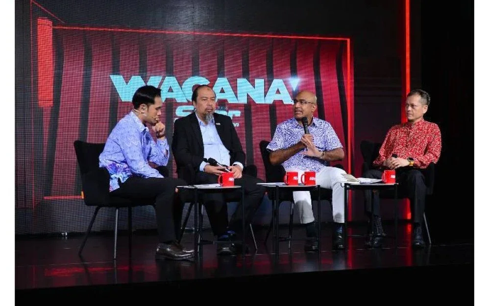 Dari kiri: Ismail, Razman, Shahabudeen dan Armin Baniaz ketika wacana bertajuk ‘Vape: Kawal Selia atau Haram Saja?’ yang diadakan di Studio F, Karangkraf pada Khamis.