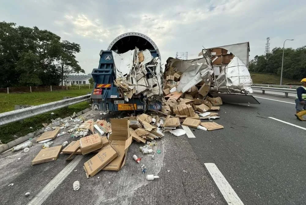 Seorang kelindan maut dalam nahas di Kilometer 79.9 Lebuh Raya Utara Selatan (arah selatan) pagi Rabu.